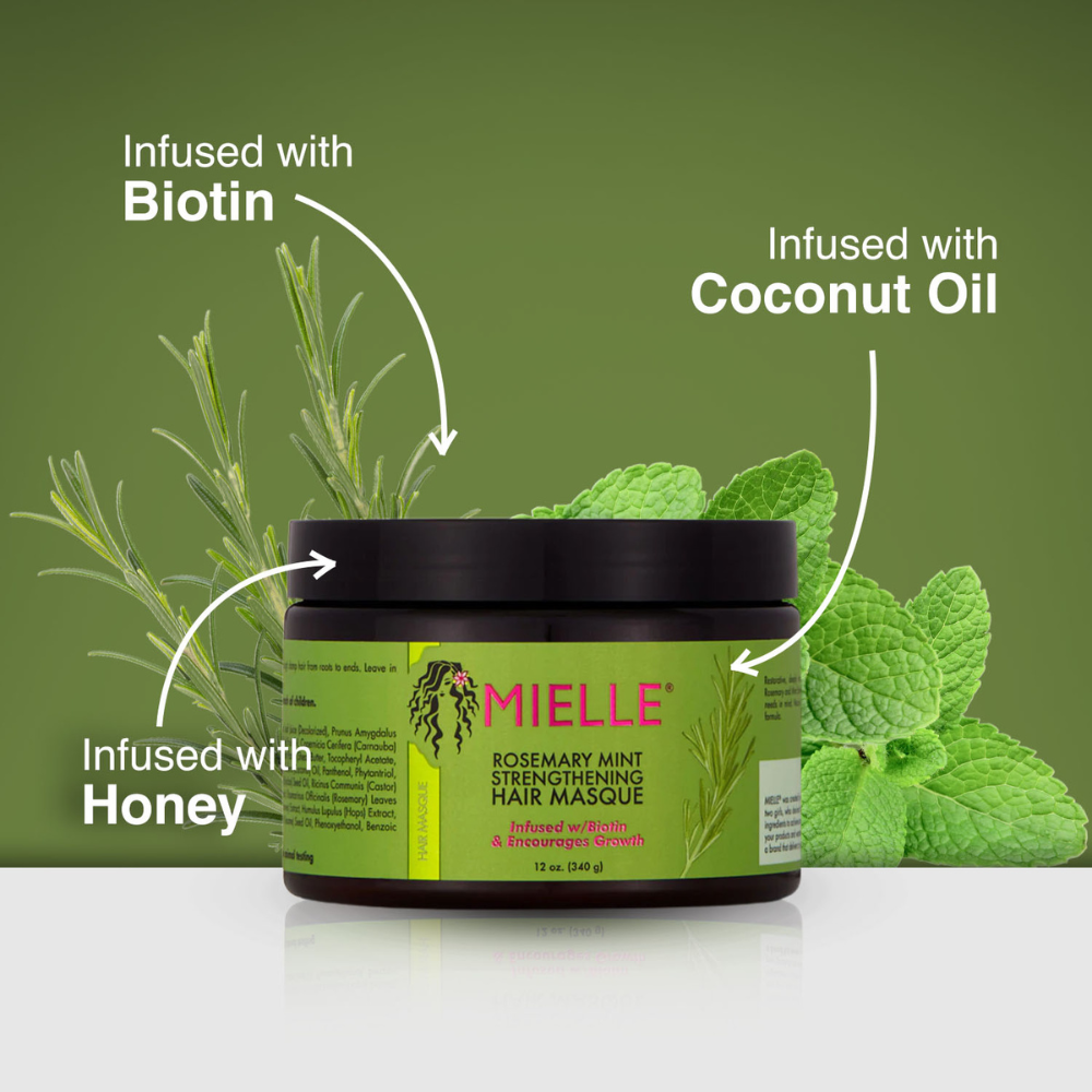 Immagine lifestyle della maschera Mielle Rosmarino e Menta con ingredienti principali in evidenza