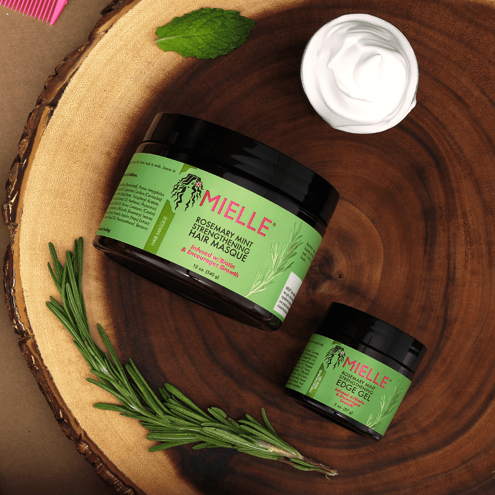 Immagine lifestyle della maschera e edge gel Mielle Rosmarino e Menta