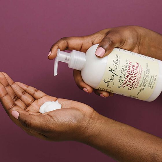 Shea Moisture immagine lifestyle del balsamo rinforzante con olio di ricino nero