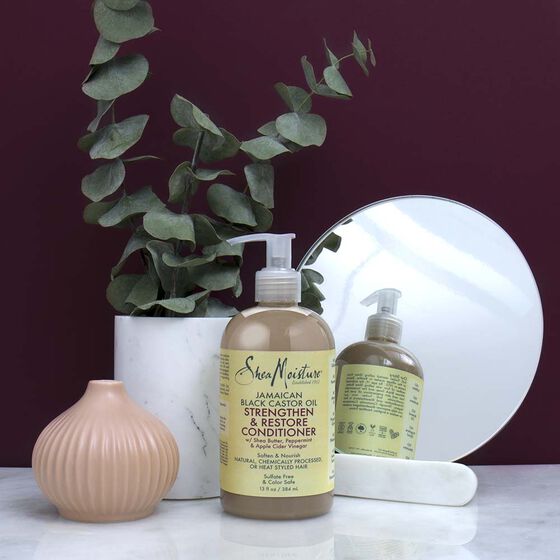Shea Moisture – immagine lifestyle del balsamo rinforzante con olio di ricino giamaicano