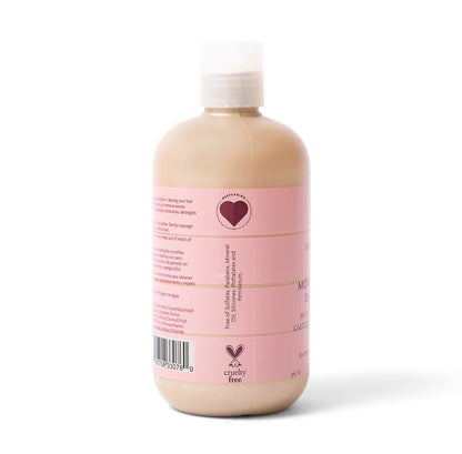KeraCare CurlEssence Shampoo purifica delicatamente i capelli senza seccarli, rimuovendo impurità e residui.