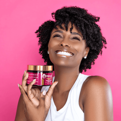 Mielle Organics Pomegranate & Honey Coil Sculpting Custard – foto con modella con prodotto.